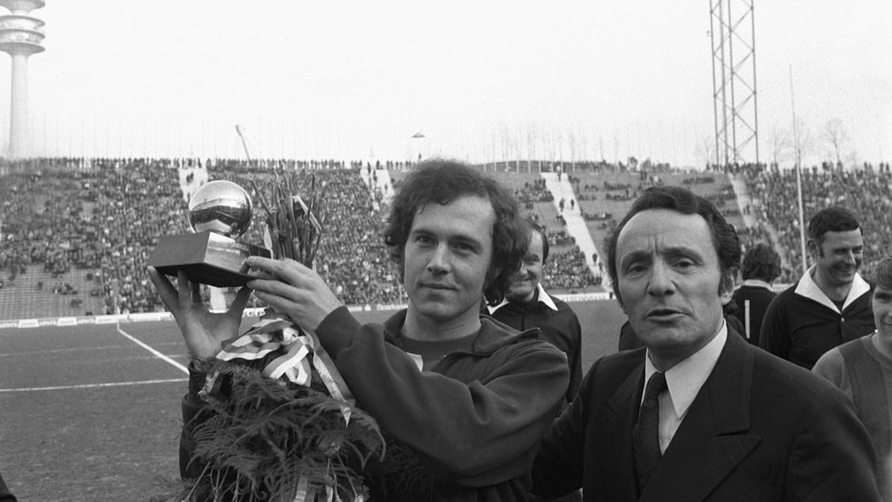 Franz Beckenbauer com o Ballon d’Or de 1976