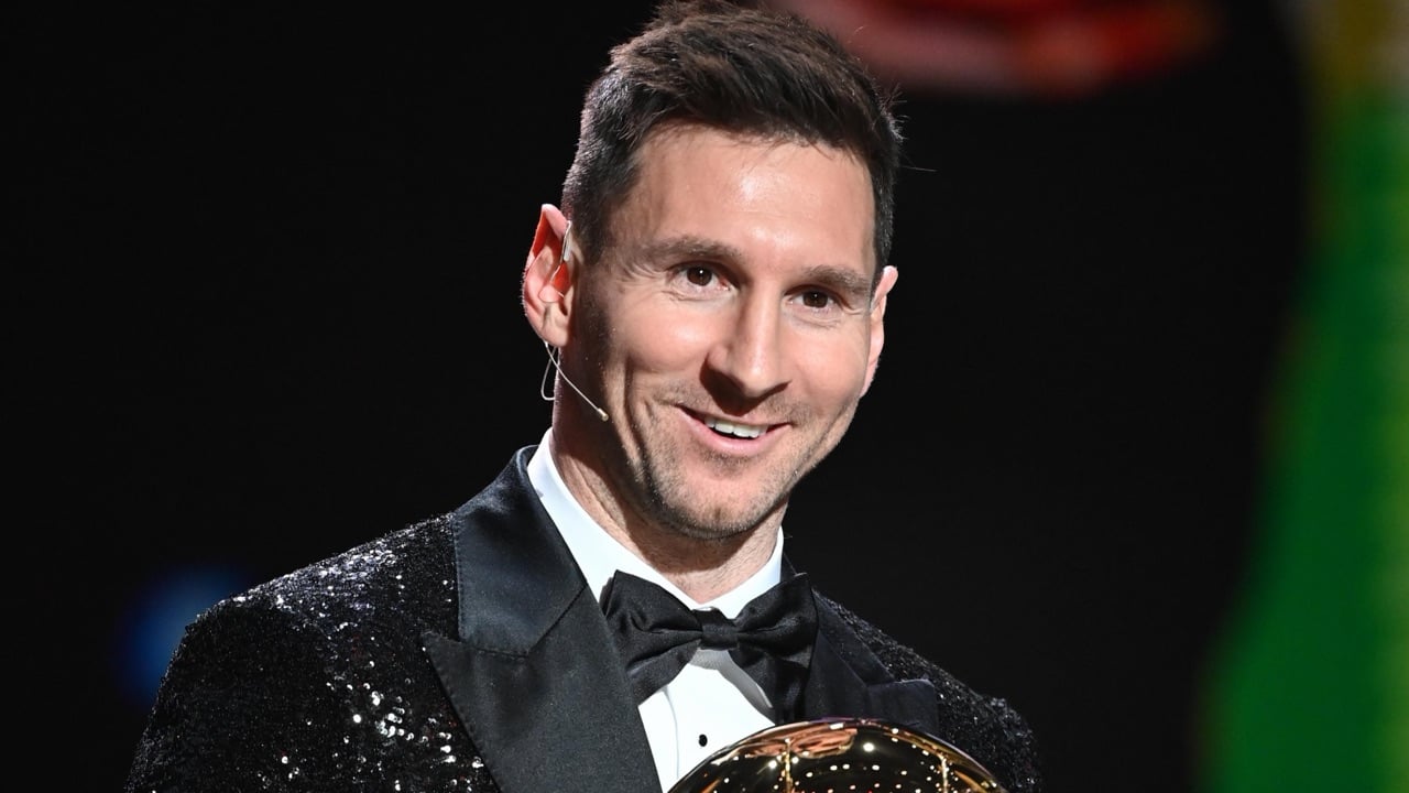 Lionel Messi com o Ballon d’Or de 2021
