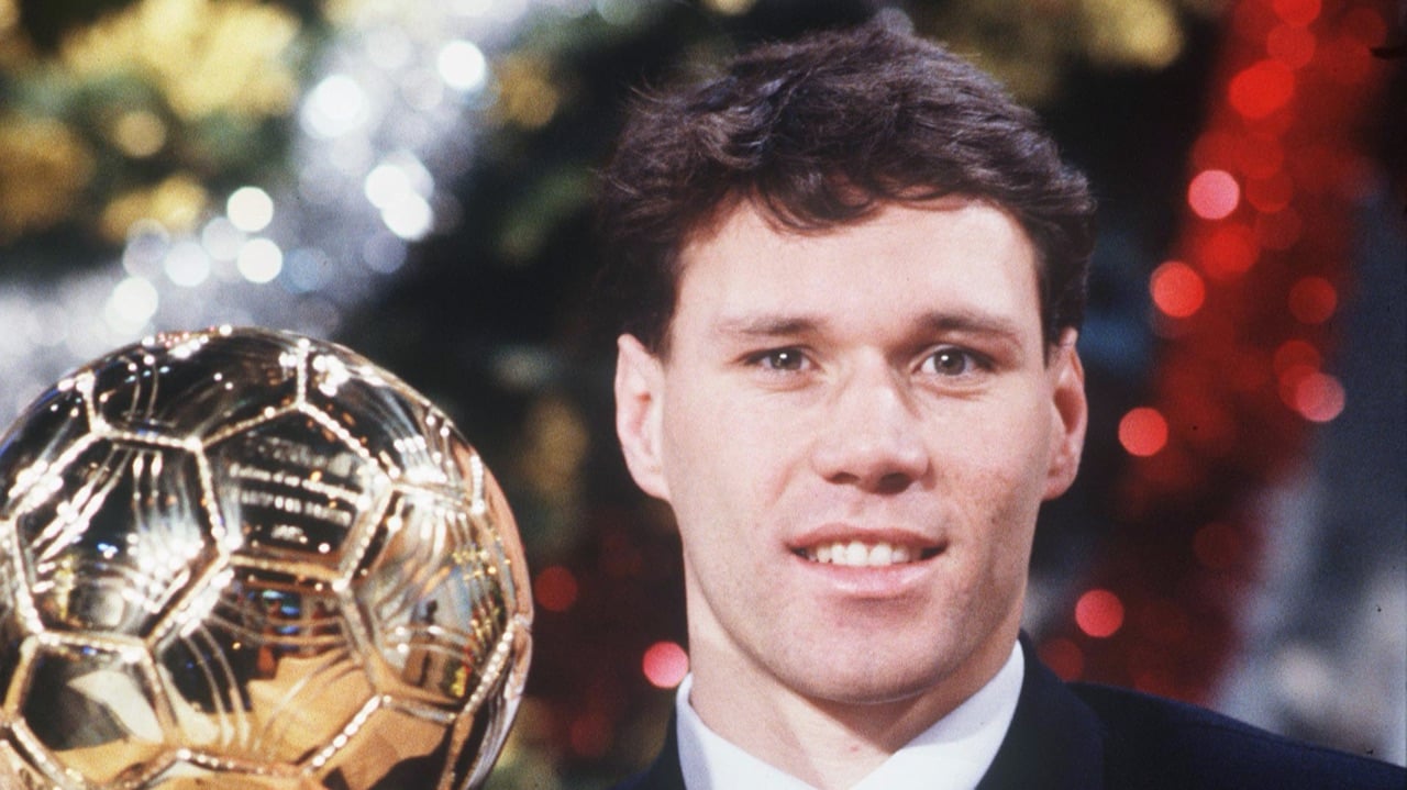 Marco van Basten com o Ballon d’Or de 1989