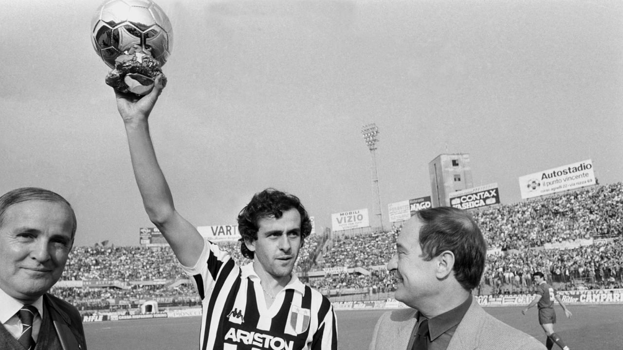 Michel Platini com o Ballon d’Or de 1984