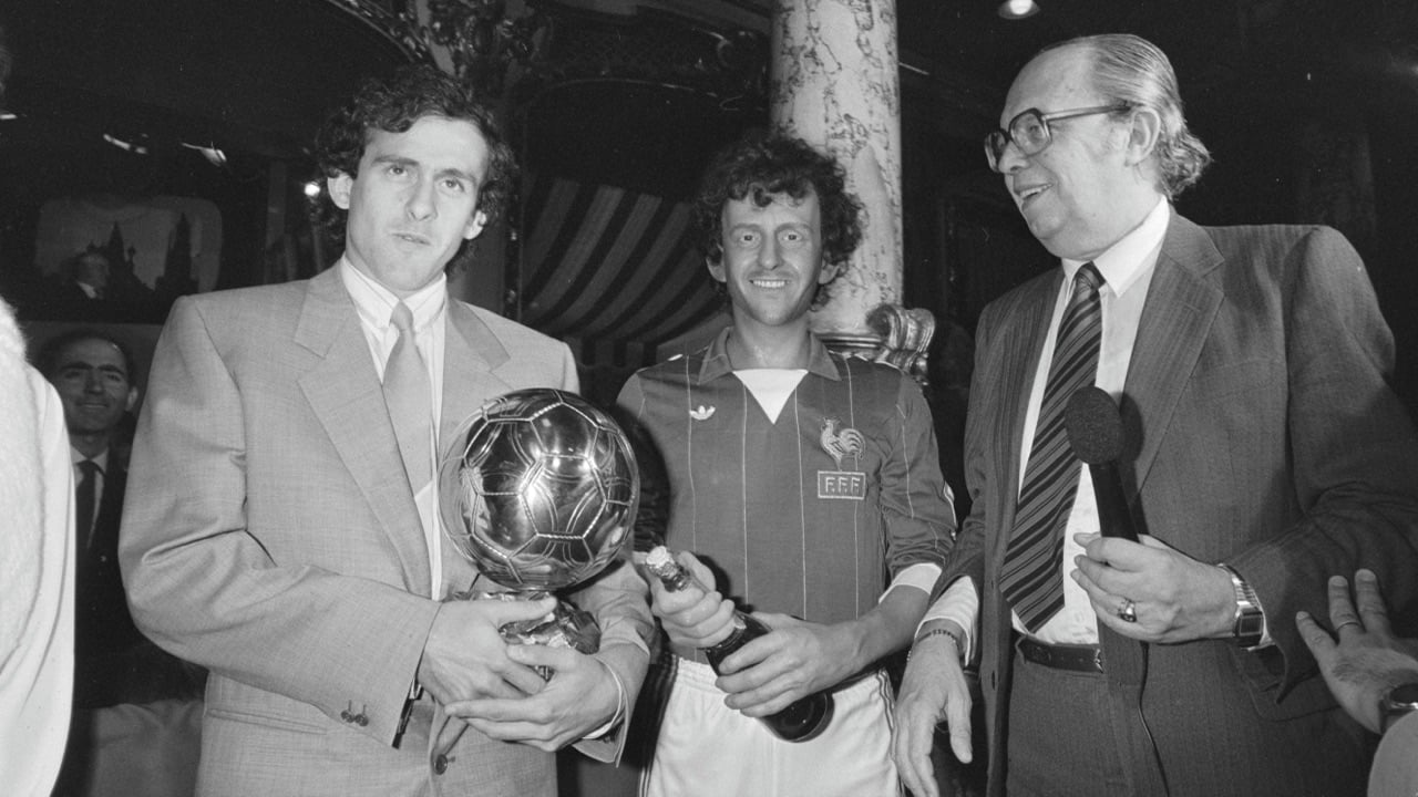 Michel Platini com o Ballon d’Or de 1985