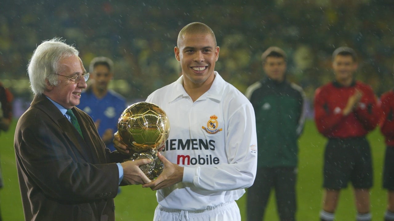 Ronaldo Nazário com o Ballon d’Or de 2002